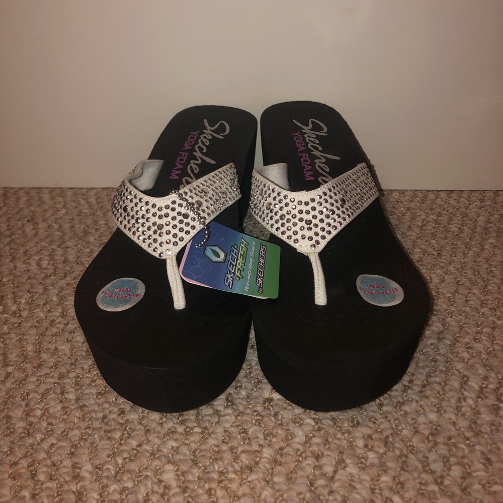 BRAND NEW SKETCHERS YOGA FOAM PLATFORM SANDALS